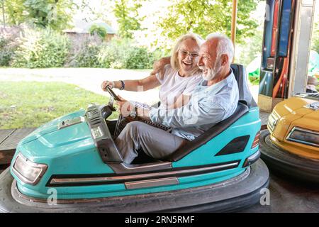 Glücklicher Mann, Frau, die Auto fährt Stockfoto