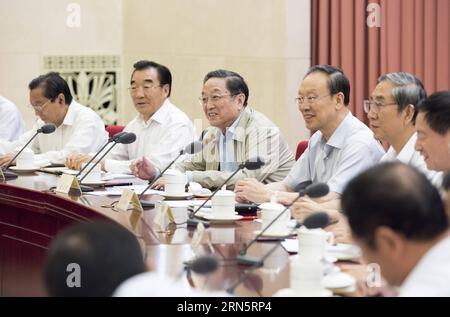 (150702) -- PEKING, 2. Juli 2015 -- Yu Zhengsheng (3. L), Vorsitzender des Nationalen Komitees der Politischen Konsultativkonferenz des chinesischen Volkes (CPPCC), leitet ein Seminar über die Genehmigung ländlicher Landrechte und damit zusammenhängende Rechtsfragen in Peking, Hauptstadt Chinas, 2. Juli 2015. ) (mp) CHINA-BEIJING-YU ZHENGSHENG-CPPCC-SEMINAR (CN) WangxYe PUBLICATIONxNOTxINxCHN 150702 Peking 2. Juli 2015 Yu Zheng Sheng 3. L Vorsitzender des Nationalkomitees der chinesischen Prominenten S politische Beratungskonferenz CPPCC leitet ein Seminar ÜBER DIE Genehmigung der Landrechte und DAMIT ZUSAMMENHÄNGENDE rechtliche ISS Stockfoto