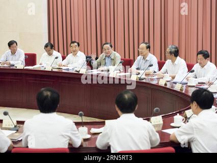 (150702) -- PEKING, 2. Juli 2015 -- Yu Zhengsheng (4. L, hinten), Vorsitzender des Nationalen Komitees der Politischen Konsultativkonferenz des chinesischen Volkes (CPPCC), leitet ein Seminar über die Genehmigung ländlicher Landrechte und damit zusammenhängende Rechtsfragen in Peking, Hauptstadt Chinas, 2. Juli 2015. ) (mp) CHINA-BEIJING-YU ZHENGSHENG-CPPCC-SEMINAR (CN) WangxYe PUBLICATIONxNOTxINxCHN 150702 Peking 2. Juli 2015 Yu Zheng Sheng 4. L Konter Vorsitzender des Nationalkomitees der chinesischen Prominenten S politische Konsultativkonferenz CPPCC leitet ein Seminar ÜBER DIE Billigung und VERKNÜPFUNG ländlicher Landrechte Stockfoto