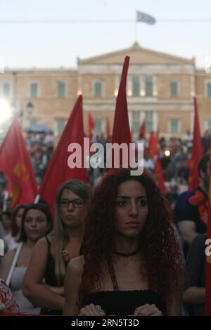 POLITIK Athen: Demonstration der KKE, Kommunistische Partei Griechenlands Mitglieder der Kommunistischen Partei Griechenlands nehmen am 2. Juli 2015 an einer Anti-EU-Kundgebung vor dem Parlament in Athen Teil. Am 5. Juli findet eine Volksabstimmung über die Vorschläge für Rettungspakete statt. ) GRIECHENLAND-ATHEN-SCHULDENKRISE-REFERENDUM-KUNDGEBUNG MariosxLolos PUBLICATIONxNOTxINxCHN Politik Athen Demonstration die KKE Kommunistische Partei Griechenland Mitglieder der Kommunistischen Partei Griechenlands nehmen an der Anti-EU-Kundgebung vor dem Parlament Teil Athen Griechenland AM 2. Juli 2015 ein Referendum ÜBER Rettungsanträge wird Held AM 5. Juli Griechenland Athen Schuldenkrise Refere sein Stockfoto