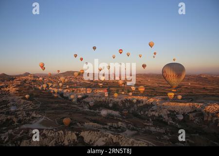 Heißluftballonflug über den Feenschornstein in Kappadokien, Türkei Stockfoto