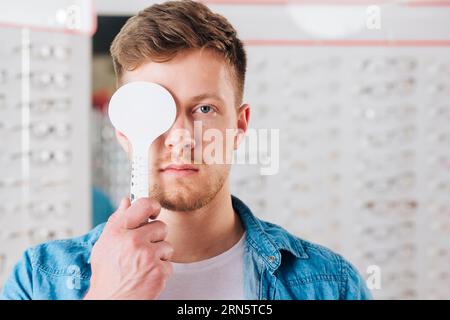 Porträtmann im Testaugenblick Stockfoto