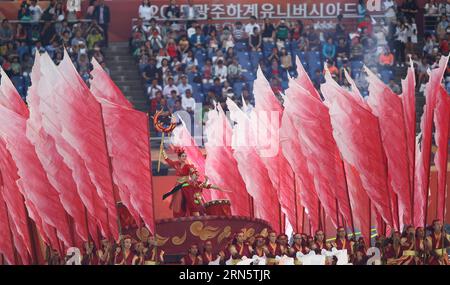 Das Foto vom 3. Juli 2015 zeigt die Eröffnungszeremonie der 28. Sommeruniversiade in Gwangju, Südkorea. ) (SP)SOUTH KOREA-GWANGJU-UNIVERSIADE-ERÖFFNUNGSZEREMONIE YaoxQilin PUBLICATIONxNOTxINxCHN Foto aufgenommen AM 3. Juli 2015 zeigt die Eröffnungszeremonie der 28. Sommeruniversiade in Gwangju Metropolitan City South Korea SP South Korea Gwangju Metropolitan City Universiade Opening Ceremony YaoxQilin PUBLICATIONxNOTxINxCHN Stockfoto