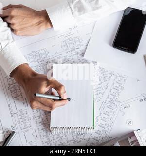Firmenanzug für Person mit Draufsicht Stockfoto