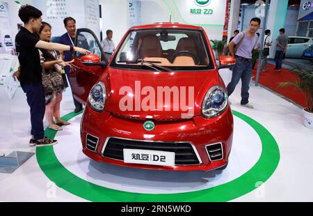 (150704) -- PEKING, 4. Juli 2015 -- Besucher schauen sich das Elektrofahrzeug D2 auf der 11. Beijing International Electric Vehicles, Hybrid Electric Vehicles and Charging Station Exhibition in Peking, Hauptstadt von China, 4. Juli 2015 an. Rund 200 Unternehmen aus dem in- und Ausland nahmen an der dreitägigen Ausstellung Teil, die hier am Samstag begann. )(mcg) CHINA-BEIJING-ELECTRIC VEHICLE EXHIBITION (CN) ChenxXiaogen PUBLICATIONxNOTxINxCHN 150704 Peking 4. Juli 2015 Besucher Schauen Sie SICH das Electric VEHICLE D2 AUF der 11. Beijing International Electric VEHICLES Hybrid Electric VEHICLES and Goed Stat AN Stockfoto