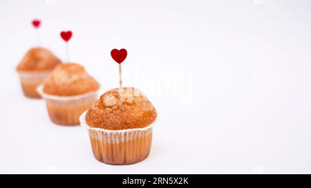 Cupcakes mit kleinen Herzchen Stockfoto