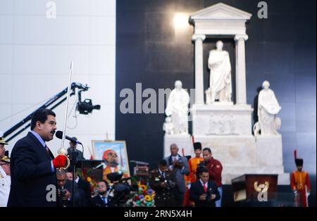 (150704) -- CARACAS, 4. Juli 2015 -- das Bild von zeigt den venezolanischen Präsidenten Nicolas Maduro (L), der am 4. Juli 2015 eine Rede während einer Beförderungszeremonie von Militärbeamten der Nationalen bolivarischen Streitkräfte (FANB) im Nationalen Pantheon in Caracas, Venezuela, hielt. ) (jp) NICHT FÜR ARCHIV-NICHT FÜR DEN VERTRIEB REDAKTIONELLE VERWENDUNG NUR VENEZUELA-CARACAS-POLITICS-MADURO VENEZUELA SxPRESIDENCY PUBLICATIONxNOTxINxCHN 150704 Caracas 4. Juli 2015 Bild bereitgestellt von zeigt venezolanischen Präsidenten Nicolas Maduro l, der während einer Werbezeremonie von Militärbeamten der nationalen Bolivarier eine Rede hielt Stockfoto