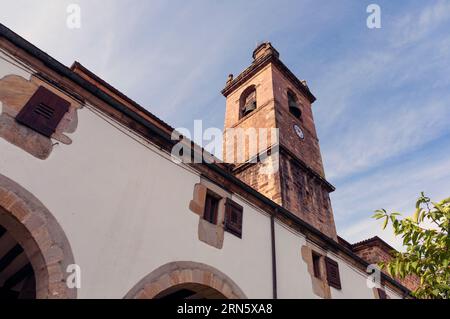 Europa, Spanien, Navarra, Dorf Arizkun, Kirche des hl. Johannes des Täufers (Iglesia de San Juan Bautista) Stockfoto