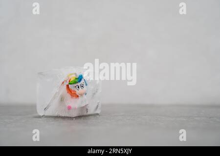 Einhorn in einer Eiskugel gefangen Stockfoto