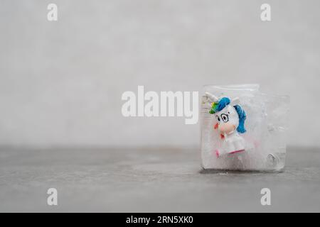 Einhorn in einer Eiskugel gefangen Stockfoto