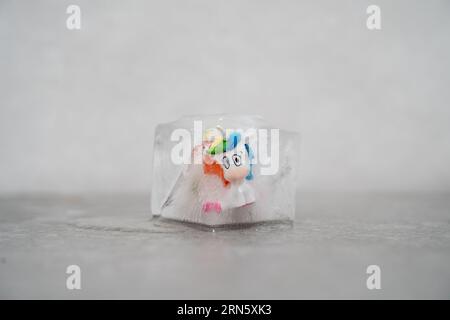 Einhorn in einer Eiskugel gefangen Stockfoto