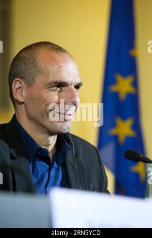 (150706) -- BERLIN, Aktenfoto vom 5. Februar 2015 zeigt die Teilnahme des griechischen Finanzministers Yanis Varoufakis an einer Pressekonferenz in Berlin. Der griechische Finanzminister Yanis Varoufakis kündigte seinen Rücktritt in einer Ankündigung am 6. Juli 2015 an, nachdem seine Landsleute in einem äußerst kontroversen Referendum gegen ein Rettungspaket gestimmt hatten. (Zhf) GRIECHENLAND-FINANZMINISTER-RESIGNATIONSDATEI ZhangxFan PUBLICATIONxNOTxINxCHN 150706 Berlin-Datei Foto VOM 5. Februar 2015 zeigt, dass die griechischen Finanzminister YANIS VAROUFAKIS an einer Pressekonferenz in Berlin Deutschland teilnehmen griechische Finanzminister YANIS Var Stockfoto