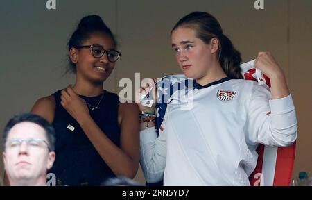 UNTERHALTUNGSSTARS Joe Biden besucht Finale der Frauenfußball-WM (150706) -- VANCOUVER, 6. Juli 2015 -- Sasha Obama (L), Tochter von US-Präsident Barack Obama, und Maisy Biden, Enkelin des US-Vizepräsidenten Joe Biden, schaut auf die Tribünen vor dem Finale der FIFA Frauen-Weltmeisterschaft 2015 zwischen den USA und Japan im BC Place Stadium in Vancouver, Kanada am 5. Juli 2015. Die Vereinigten Staaten gewannen den Titel, nachdem sie Japan mit 5:2 besiegten. (SP)KANADA-VANCOUVER-FIFA FRAUEN S-WM-FINALE-USA VS JPN WangxLili PUBLICATIONxNOTxINxCHN Entertainment Prominente Joe Biden Stockfoto