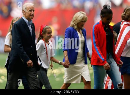 UNTERHALTUNG PROMINENTE Joe Biden besucht Finale der Frauenfußball-WM (150706)-- VANCOUVER, 6. Juli 2015 -- US-Vizepräsident Joe Biden (L) verlässt das Spielfeld, nachdem er nach dem Finale der FIFA Frauen-Weltmeisterschaft 2015 zwischen den USA und Japan am 5. Juli 2015 im BC Place Stadium in Vancouver (Kanada) mit der US-Mannschaft gesprochen hat. Die Vereinigten Staaten gewannen den Titel, nachdem sie Japan mit 5:2 besiegten. (SP)KANADA-VANCOUVER-FIFA FRAUEN S-WM-FINALE-USA VS JPN WangxLili PUBLICATIONxNOTxINxCHN Entertainment Prominente Joe Biden nahmen am Finale der Womenu0026#39;s Fußball-Weltmeisterschaft 15070 Teil Stockfoto