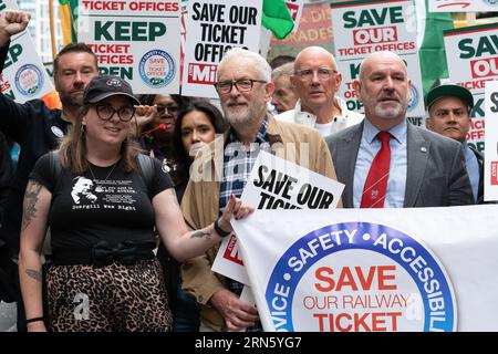 London, Großbritannien. 31. August 2023. Gegner von Schließungen von Bahnhofskarten versammeln sich vor dem Verkehrsministerium (DFT), bevor sie zur Downing Street marschieren, da die von der DFT verwalteten Bahngesellschaften weitreichende Schließungen planen. Der Protest wird von der RMT-gewerkschaft organisiert und von Behindertenrechtsgruppen unterstützt. Er wird als öffentliche Konsultation zu den Schließungen durchgeführt. Die Gegner sehen Schließungen als Kostensenkungsmaßnahme zugunsten der privaten Zugbetreiber, die zu Arbeitsplatzkürzungen, höheren Fahrkartenpreisen, verringerter Sicherheit und Zugänglichkeit für behinderte Fahrgäste führt. Quelle: Ron Fassbender/Alamy Live News Stockfoto