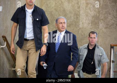 (150706) -- JERUSALEM, 6. Juli 2015 -- der israelische Premierminister Benjamin Netanjahu (C) trifft am 5. Juli 2015 zur wöchentlichen Kabinettssitzung in Jerusalem ein. Der israelische Premierminister Benjamin Netanjahu schlug die Verhandlungen zwischen dem Iran und den P5+1-Ländern zu Boden und sagte am Sonntag, dass der gemeldete Durchbruch bei den Verhandlungen eher ein Zusammenbruch sei. /POOL/Emil Salman) MIDEAST-JERUSALEM-ISRAEL-PM-IRAN NUKLEARGESPRÄCHE JINI PUBLICATIONxNOTxINxCHN 150706 Jerusalem 6. Juli 2015 der israelische Premierminister Benjamin Netanjahu C trifft AM 5. Juli 2015 zur wöchentlichen Kabinettssitzung in Jerusalem ein Stockfoto