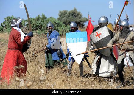 (150706) -- JERUSALEM, 6. Juli 2015 -- israelische und russische Mitglieder von Rittervereinen nehmen am 4. Juli 2015 an der Nachstellung der Hattin-Hörner von der alten nördlichen Stadt Tzipori bis zu den Hattin-Hörnern in der Nähe von Tiberias im Norden Israels Teil. Mit Schwertern, Schilden und Körperpanzern waren an diesem Wochenende rund 60 Geschichtsinteressierte 27 Kilometer unterwegs, während sie die Schlacht von Hattin nachstellten, eine der bedeutendsten Schlachten des Mittelalters. /Gil Eliyahu) ISRAEL-TIBERIAS-REENACTMENT-HORNS OF HATTIN BATTLE JINI PUBLICATIONxNOTxINxCHN 150706 Jerusalem 6. Juli 2015 israelische und russische Mitglieder von kN Stockfoto