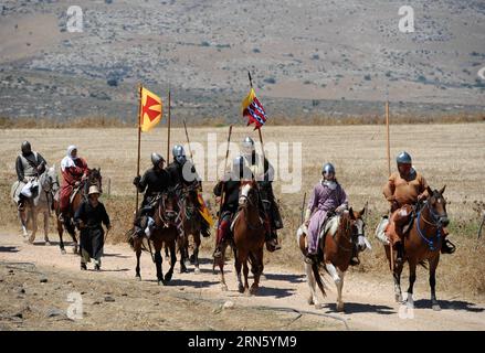 (150706) -- JERUSALEM, 6. Juli 2015 -- israelische und russische Mitglieder von Rittervereinen nehmen am 4. Juli 2015 an der Nachstellung der Hattin-Hörner von der alten nördlichen Stadt Tzipori bis zu den Hattin-Hörnern in der Nähe von Tiberias im Norden Israels Teil. Mit Schwertern, Schilden und Körperpanzern waren an diesem Wochenende rund 60 Geschichtsinteressierte 27 Kilometer unterwegs, während sie die Schlacht von Hattin nachstellten, eine der bedeutendsten Schlachten des Mittelalters. /Gil Eliyahu) ISRAEL-TIBERIAS-REENACTMENT-HORNS OF HATTIN BATTLE JINI PUBLICATIONxNOTxINxCHN 150706 Jerusalem 6. Juli 2015 israelische und russische Mitglieder von kN Stockfoto