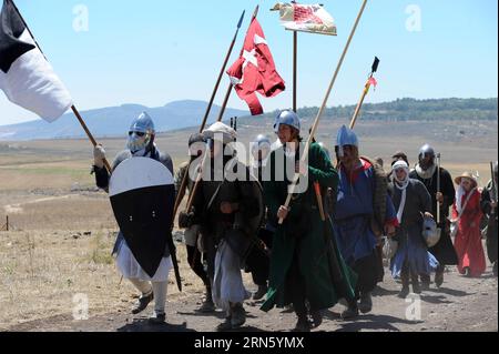 (150706) -- JERUSALEM, 6. Juli 2015 -- israelische und russische Mitglieder von Rittervereinen nehmen am 4. Juli 2015 an der Nachstellung der Hattin-Hörner von der alten nördlichen Stadt Tzipori bis zu den Hattin-Hörnern in der Nähe von Tiberias im Norden Israels Teil. Mit Schwertern, Schilden und Körperpanzern waren an diesem Wochenende rund 60 Geschichtsinteressierte 27 Kilometer unterwegs, während sie die Schlacht von Hattin nachstellten, eine der bedeutendsten Schlachten des Mittelalters. /Gil Eliyahu) ISRAEL-TIBERIAS-REENACTMENT-HORNS OF HATTIN BATTLE JINI PUBLICATIONxNOTxINxCHN 150706 Jerusalem 6. Juli 2015 israelische und russische Mitglieder von kN Stockfoto