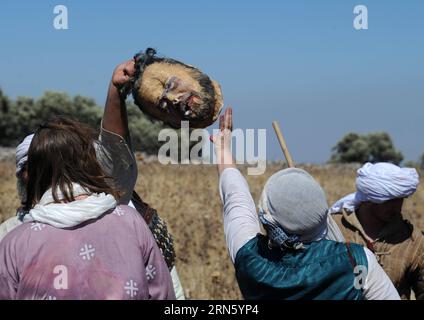 (150706) -- JERUSALEM, 6. Juli 2015 -- israelische und russische Mitglieder von Rittervereinen nehmen am 4. Juli 2015 an der Nachstellung der Hattin-Hörner von der alten nördlichen Stadt Tzipori bis zu den Hattin-Hörnern in der Nähe von Tiberias im Norden Israels Teil. Mit Schwertern, Schilden und Körperpanzern waren an diesem Wochenende rund 60 Geschichtsinteressierte 27 Kilometer unterwegs, während sie die Schlacht von Hattin nachstellten, eine der bedeutendsten Schlachten des Mittelalters. /Gil Eliyahu) ISRAEL-TIBERIAS-REENACTMENT-HORNS OF HATTIN BATTLE JINI PUBLICATIONxNOTxINxCHN 150706 Jerusalem 6. Juli 2015 israelische und russische Mitglieder von kN Stockfoto