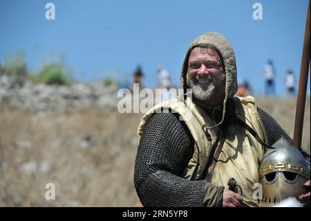 (150706) -- JERUSALEM, 6. Juli 2015 -- israelische und russische Mitglieder von Rittervereinen nehmen am 4. Juli 2015 an der Nachstellung der Hattin-Hörner von der alten nördlichen Stadt Tzipori bis zu den Hattin-Hörnern in der Nähe von Tiberias im Norden Israels Teil. Mit Schwertern, Schilden und Körperpanzern waren an diesem Wochenende rund 60 Geschichtsinteressierte 27 Kilometer unterwegs, während sie die Schlacht von Hattin nachstellten, eine der bedeutendsten Schlachten des Mittelalters. /Gil Eliyahu) ISRAEL-TIBERIAS-REENACTMENT-HORNS OF HATTIN BATTLE JINI PUBLICATIONxNOTxINxCHN 150706 Jerusalem 6. Juli 2015 israelische und russische Mitglieder von kN Stockfoto