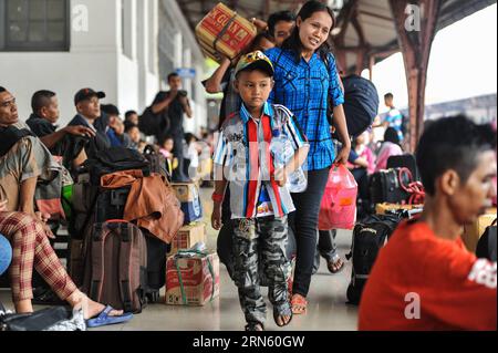 (150707) -- JAKARTA, 7. Juli 2015 -- Passagiere, die ihr hab und gut tragen, warten auf einem Bahnsteig am Bahnhof Senen in Jakarta, Indonesien, 7. Juli 2015. Viele Indonesier verlassen die Hauptstadt und begeben sich in ihre Heimatstadt, um den Urlaub Eid al-Fitr zu feiern. Auf der Grundlage einer Studie des Verkehrsministeriums würde es in diesem Jahr eine Zunahme von 1 bis 2 Prozent der Passagiere geben, die in ihre Heimatorte zurückkehren. ) INDONESIEN-JAKARTA-EID-HOME RÜCKFLUG VerixSanovri PUBLICATIONxNOTxINxCHN 150707 Jakarta 7. Juli 2015 Passagiere, die ihre zugehörige Warte auf einem Bahnsteig AM Bahnhof Senen in Jakar befördern Stockfoto