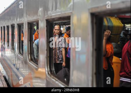 (150707) -- JAKARTA, 7. Juli 2015 -- Passagiere, die ihr hab und gut tragen, warten auf einem Bahnsteig am Bahnhof Senen in Jakarta, Indonesien, 7. Juli 2015. Viele Indonesier verlassen die Hauptstadt und begeben sich in ihre Heimatstadt, um den Urlaub Eid al-Fitr zu feiern. Auf der Grundlage einer Studie des Verkehrsministeriums würde es in diesem Jahr eine Zunahme von 1 bis 2 Prozent der Passagiere geben, die in ihre Heimatorte zurückkehren. ) INDONESIEN-JAKARTA-EID-HOME RÜCKFLUG VerixSanovri PUBLICATIONxNOTxINxCHN 150707 Jakarta 7. Juli 2015 Passagiere, die ihre zugehörige Warte auf einem Bahnsteig AM Bahnhof Senen in Jakar befördern Stockfoto