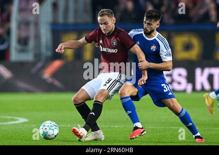 Prag, Tschechische Republik. August 2023 31. Jan Kuchta aus Sparta Praha wird am 31. August 2023 im Letna-Stadion in Prag, Tschechische Republik, während des Zweitligisten-Spiels der UEFA Europa League Play Off Round zwischen Sparta Praha und Dinamo Zagreb von Marko Bulat aus Dinamo Zagreb herausgefordert. Foto: Marko Lukunic/PIXSELL Credit: Pixsell/Alamy Live News Stockfoto