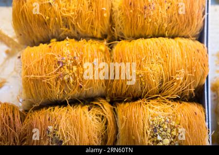 Griechenland, Dodekanes, Karpathos, Hafenstadt Pigadia, Bäckerei, Gebäck Kataifi Stockfoto