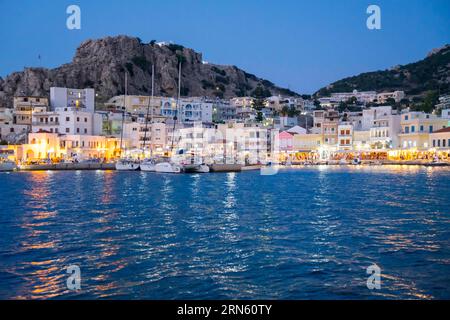 Griechenland, Dodekanesen, Karpathos, die beleuchtete Hafenstadt Pigadia am Abend Stockfoto