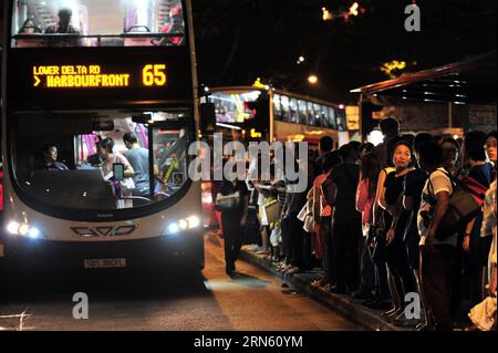 (150707) -- SINGAPUR, 7. Juli 2015 -- am 7. Juli 2015 treffen sich Menschen, um vor einer Bushaltestelle in der Nähe der MRT-Station Dhoby Ghaut in Singapur auf alternative öffentliche Verkehrsmittel zu warten. Die Zugverbindungen auf den MRT-Linien Nord-Süd und Ost-West Singapurs wurden am Dienstag, dem zweiten Mal nach der Störung der MRT-Linie Ost-West im März, zu Stoßzeiten am Abend unterbrochen. ) SINGAPUR-MRT-ELEKTRISCHE FEHLFUNKTION ThenxChihxWey PUBLICATIONxNOTxINxCHN 150707 Singapur 7. Juli 2015 Prominente treffen sich, um vor einer Bushaltestelle in der Nähe von Singapore S Ghaut MR auf alternative öffentliche Verkehrsmittel zu warten Stockfoto