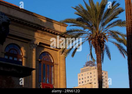 Teil des Gebäudes, Palme, Teatro Massimo, Oper, Piazza Giuseppe Verdi, Palermo, Hauptstadt, Sizilien, Italien Stockfoto