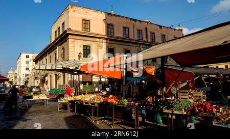 Marktstände, am frühen Morgen, leere Gasse, Hass, Märkte, Open Air, Palermo, Hauptstadt, Sizilien, Italien Stockfoto