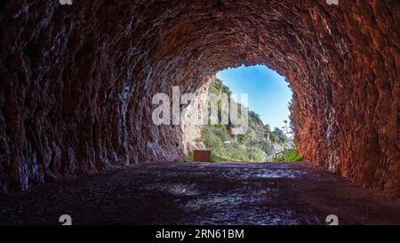 Tunnel am Eingang des Nationalparks, im Tunnel, HDR, Himmel ersetzt, Zingaro, Nationalpark, Naturschutzgebiet, Nordwesten, Sizilien, Italien Stockfoto