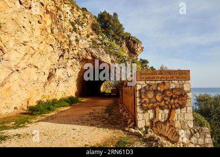 Eintritt zum Nationalpark, Tunnel, Wegweiser, Zingaro, Nationalpark, Naturschutzgebiet, Nordwesten, Sizilien, Italien Stockfoto