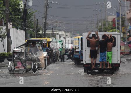 (150708) -- MALABON CITY, 8. Juli 2015 -- Bewohner waten durch eine überflutete Straße in Malabon City, Philippinen, 8. Juli 2015. Taifun Chan-hom (heimischer Name: Falcon) mit maximal 130 km/h Wind in der Nähe des Zentrums und einer Böe von bis zu 160 km/h brachte starke Regenfälle, starke Winde, Blitzschläge und Überschwemmungen in den nördlichen Philippinen mit sich, was zu Schul- und Bürosperren und Stornierungen von Flug- und Seefahrten führte. (lrz) PHILIPPINEN-MALABON CITY-FLOOD RouellexUmali PUBLICATIONxNOTxINxCHN 150708 Malabon City 8. Juli 2015 Einwohner Kalben durch eine überflutete Straße in Malabon City Philippinen Juli Stockfoto