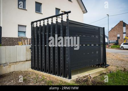 Absorber zur Umwandlung von Umgebungswärme durch Sonne, Wind und Umgebungstemperatur. Übertragung z. B. auf eine Wärmepumpe, Düsseldorf, Deutschland Stockfoto