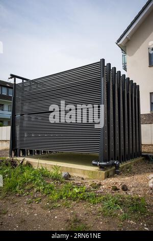 Absorber zur Umwandlung von Wärme aus der Umgebung durch Sonne, Wind und Umgebungstemperatur. Übertragung z. B. auf eine Wärmepumpe Stockfoto