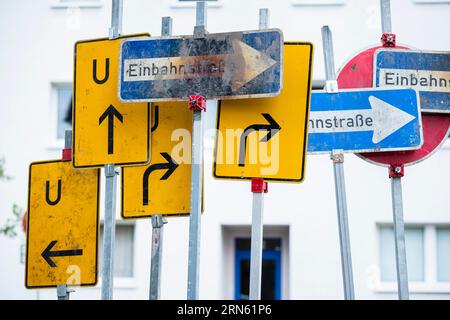 Viele Verkehrsschilder, Einbahnstraße, Umleitung, Symbolbild Stockfoto