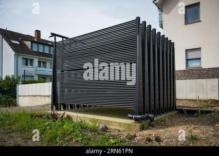 Absorber zur Umwandlung von Wärme aus der Umgebung durch Sonne, Wind und Umgebungstemperatur. Übertragung z. B. auf eine Wärmepumpe Stockfoto