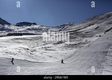 (150708) -- SANTIAGO, 8. Juli 2015 -- am 7. Juli 2015 besuchen Menschen das Skigebiet El Colorado in den Anden nordöstlich von Santiago, der Hauptstadt Chiles. Guillermo Arias) (da) CHILE-SANTIAGO-INDUSTRIE-TOURISMUS e GUILLERMOxARIAS PUBLICATIONxNOTxINxCHN 150708 Santiago 8. Juli 2015 Berühmtheiten besuchen das Ski Center El Colorado in den Anden nordöstlich von Santiago Hauptstadt von Chile AM 7. Juli 2015 Guillermo Arias dort Chile Santiago Industry Tourism e GUILLERMOxARIAS PUBLICATINxTCHxN Stockfoto