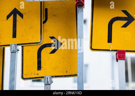 Viele Verkehrsschilder, Einbahnstraße, Umleitung, Symbolbild Stockfoto