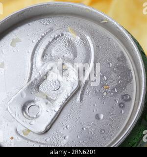 Die Close-up von kaltem Bier Dose mit Wassertropfen Stockfoto