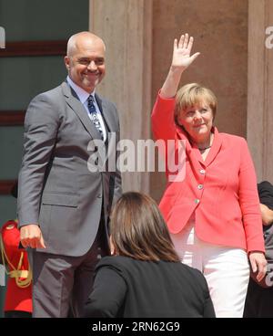 TIRANA, 8. Juli 2015 -- die deutsche Kanzlerin Angela Merkel (R) weht am 8. Juni 2015, als der albanische Premierminister EDI Rama neben ihr in Tirana (Albanien) steht. Bundeskanzlerin Angela Merkel sagte hier: Deutschland unterstützt Albanien auf seinem Weg in die Europäische Union (EU). ALBANIEN-TIRANA-DEUTSCHLAND-DIPLOMATIE QanixAta PUBLICATIONxNOTxINxCHN Tirana 8. Juli 2015 Bundeskanzlerin Angela Merkel schreitet zu den albanischen Premierministern EDI Rama steht neben ihr in Tirana Albanien AM 8. Juni 2015 besuchte Bundeskanzlerin Angela Merkel Mittwoch sagte hier Deutschland unterstütze Albanien AUF seinem Weg nach Stockfoto