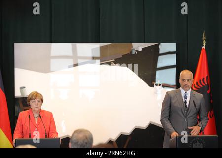 TIRANA, 8. Juli 2015 – Bundeskanzlerin Angela Merkel (L) und albanischer Premierminister EDI Rama halten am 8. Juni 2015 in Tirana, Albanien, eine gemeinsame Pressekonferenz ab. Bundeskanzlerin Angela Merkel sagte hier: Deutschland unterstützt Albanien auf seinem Weg in die Europäische Union (EU). ALBANIEN-TIRANA-DEUTSCHLAND-DIPLOMATIE QanixAta PUBLICATIONxNOTxINxCHN Tirana 8. Juli 2015 Bundeskanzlerin Angela Merkel l und der albanische Premierminister EDI Rama veranstalteten AM 8. Juni 2015 in Tirana Albanien eine gemeinsame Pressekonferenz mit der deutschen Bundeskanzlerin Angela Merkel Mittwoch sagte, Deutschland unterstütze Albanien O Stockfoto