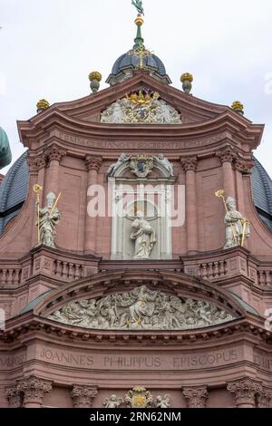 Die historische Fassade mit Skulpturen Neumünster Katholische Kirche auch Neumünster St. Johannes der Evangelist und St. Johannes der Täufer, Würzburg, Niedersachsen Stockfoto