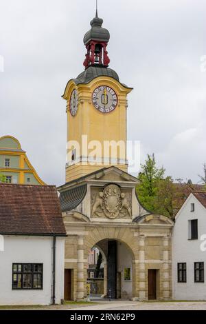 Barocker Uhrenturm am Eingang zum Bayerischen Armeemuseum, Ingolstadt, Oberbayern, Bayern, Deutschland Stockfoto