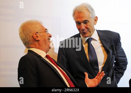 WIRTSCHAFT Zivilluftfahrt Cyber Security Conference in Singapur (150709) -- SINGAPUR, 9. Juli 2015 -- Tony Tyler (R), Generaldirektor und Chief Executive Officer der International Air Transport Association (IATA), und der Generalsekretär der Internationalen Zivilluftfahrt-Organisation (ICAO) Raymond Benjamin nehmen an der Cybersicherheitskonferenz der Zivilluftfahrt am 9. Juli 2015 in Singapur Teil. Die zweitägige Cybersicherheitskonferenz der Zivilluftfahrt begann am Donnerstag in Singapur. ) SINGAPUR-ZIVILLUFTFAHRT CYBER SECUTITY-KONFERENZ ThenxChihxWey PUBLICATIONxNOTxINxCHN Economy Civil Aviation C Stockfoto