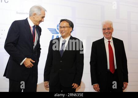 WIRTSCHAFT Zivilluftfahrt Cyber Security Conference in Singapur (150709) -- SINGAPUR, 9. Juli 2015 -- Pang Kin Keong (C), der ständige Sekretär des Verkehrsministeriums Singapurs, Tony Tyler (L), Generaldirektor und Chief Executive Officer der International Air Transport Association (IATA) und Raymond Benjamin, Generalsekretär der Internationalen Zivilluftfahrt-Organisation (ICAO), nehmen an der Cybersicherheitskonferenz der Zivilluftfahrt am 9. Juli 2015 in Singapur Teil. Die zweitägige Cybersicherheitskonferenz der Zivilluftfahrt begann am Donnerstag in Singapur. ) SINGAPUR – CYBER DER ZIVILLUFTFAHRT Stockfoto