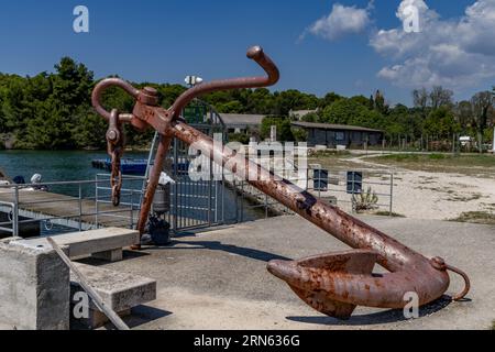 Anker vom Schiff im Hafen von Pula in Kroatien Stockfoto